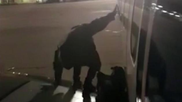 A Ryanair passenger who apparently got fed up waiting to get off the plane stands on the wing of a Ryanair plane at Malaga airport, Spain, Monday Jan. 1, 2018, filmed by another passenger. (AP Photo) A Ryanair passenger who apparently got fed up waiting to get off the plane stands on the wing of a Ryanair plane at Malaga airport, Spain, Monday Jan. 1, 2018, filmed by another passenger. (AP Photo)
