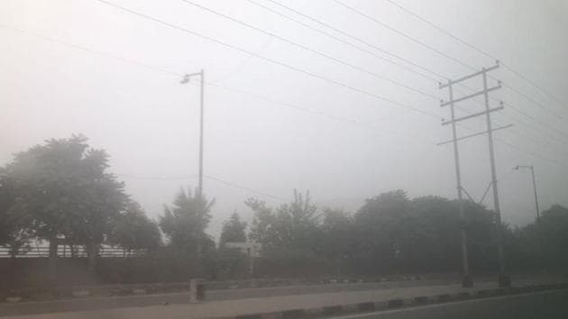 Fog engulfed the Chandigarh, Panchkula and Moahli on Thursday morning, reducing visibility. (HT Photo) Fog engulfed the Chandigarh, Panchkula and Moahli on Thursday morning, reducing visibility. (HT Photo)
