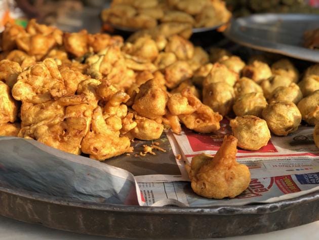 Gyan fried gigantic pakoras in a giant cauldron at his tin shop in Jangpura Extension. (Mayank Austen Soofi / HT Photo) Gyan fried gigantic pakoras in a giant cauldron at his tin shop in Jangpura Extension. (Mayank Austen Soofi / HT Photo)