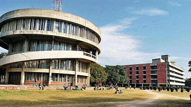 The CBCS allows students to choose inter-disciplinary, intra-disciplinary courses, skill oriented papers (even from other disciplines according to their learning needs, interests and aptitude).(HT File)