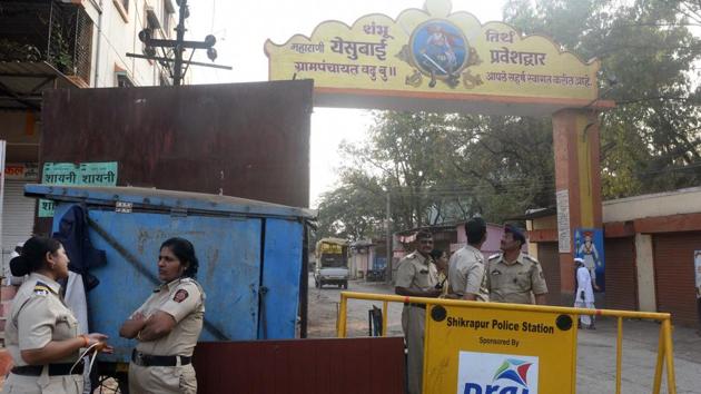 Police force was deployed at Vadhu Budruk after the violence in Pune on January 2, 2018. (PRATHAM GOKHALE/HT PHOTO) Police force was deployed at Vadhu Budruk after the violence in Pune on January 2, 2018. (PRATHAM GOKHALE/HT PHOTO)