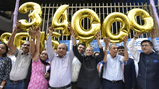 Stock marketers celebrate after Sensex reached 34,000, in Mumbai, December 26, 2017. (Anshuman Poyrekar/HT Photo) Stock marketers celebrate after Sensex reached 34,000, in Mumbai, December 26, 2017. (Anshuman Poyrekar/HT Photo)
