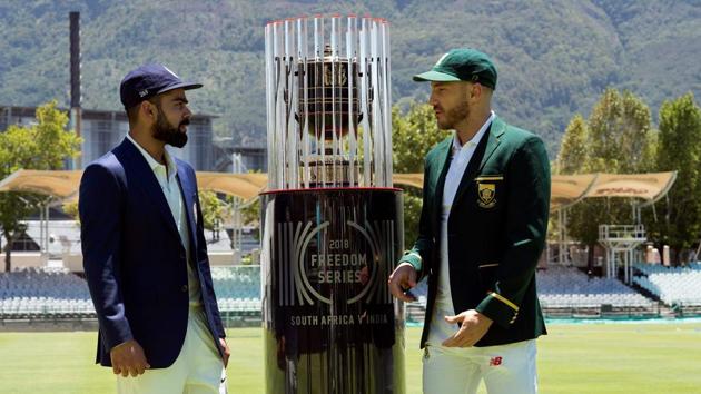 India's captain Virat Kohli (L) and South Africa's captain Faf du Plessis (R) pose with the 2018 Freedom Series trophy at the Newlands Cricket ground on Wednesday.(AFP)