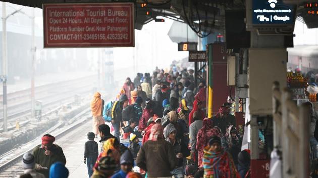 Those stranded huddled themselves in blankets and thick shawls, slept on benches or indulged in cards games to while away time as the New Delhi Railway stations’ platforms coped with almost 100 trains running up to 30 hours late. (Sanchit Khanna / HT Photo) Those stranded huddled themselves in blankets and thick shawls, slept on benches or indulged in cards games to while away time as the New Delhi Railway stations’ platforms coped with almost 100 trains running up to 30 hours late. (Sanchit Khanna / HT Photo)