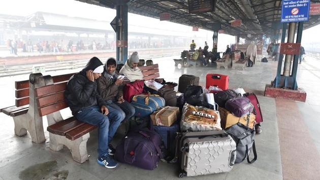 The effects of these unpredictable delays were seen at the railway station, where many commuters had come in the previous night and had to wait for up to 19 hours for their train. Many had spent the night at the station, waiting for their trains. (Sanchit Khanna / HT Photo) The effects of these unpredictable delays were seen at the railway station, where many commuters had come in the previous night and had to wait for up to 19 hours for their train. Many had spent the night at the station, waiting for their trains. (Sanchit Khanna / HT Photo)