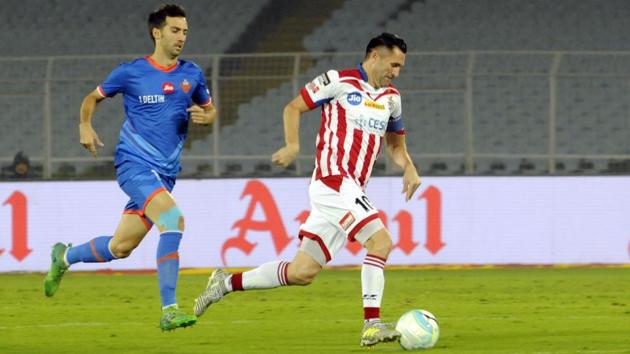 ATK’s scorer Robbie Keane in action against FC Goa in an Indian Super League (ISL) match in Kolkata on Wednesday. (Samir Jana/HT PHOTO) ATK’s scorer Robbie Keane in action against FC Goa in an Indian Super League (ISL) match in Kolkata on Wednesday. (Samir Jana/HT PHOTO)