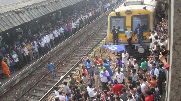 Rail roko at Dadar railway station in Mumbai on Wednesday.(Bhushan Koyande/HT)