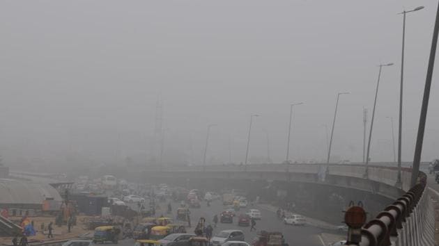 Gurgaon saw a misty Wednesday, affecting vehicular movement on roads due to low visibility. (Parveen Kumar/HT Photo) Gurgaon saw a misty Wednesday, affecting vehicular movement on roads due to low visibility. (Parveen Kumar/HT Photo)