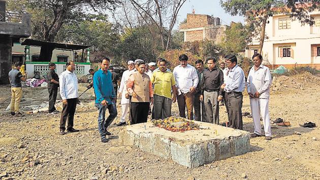 The elders of Vadhu Budruk village visited the tomb of Govind Mahar Gaikwad on Thursday. (HT PHOTO) The elders of Vadhu Budruk village visited the tomb of Govind Mahar Gaikwad on Thursday. (HT PHOTO)