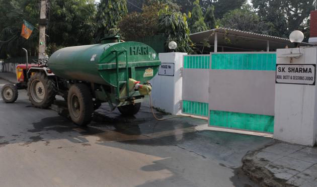 With supply hit, residents sourced water from private tankers to meet their daily needs. (Parveen Kumar/HT PHOTO) With supply hit, residents sourced water from private tankers to meet their daily needs. (Parveen Kumar/HT PHOTO)