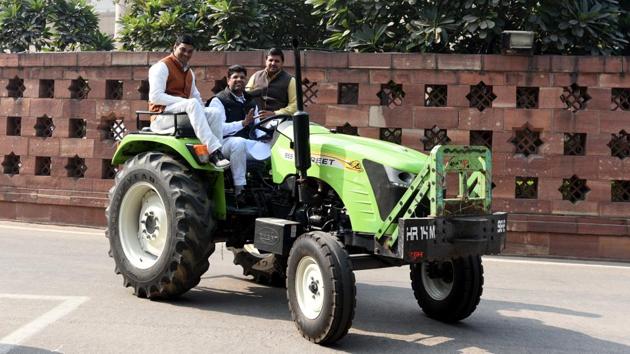 The youngest Member of Parliament, Dushyant Chautala (C) of the Indian National Lok Dal (INLD), leaves on his tractor after attending the winter session. (Sonu Mehta / HT Photo) The youngest Member of Parliament, Dushyant Chautala (C) of the Indian National Lok Dal (INLD), leaves on his tractor after attending the winter session. (Sonu Mehta / HT Photo)