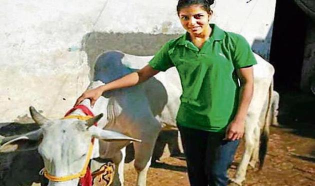 Boxer Sakshi with her ‘award’ at her house in Bhiwani.(HT photo)