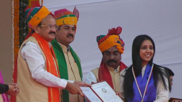 Vice-president M Venkaiah Naidu awards degree to a student at the convocation of MNIT in Jaipur on Saturday. (Prabhakar Sharma/ HT Photo) Vice-president M Venkaiah Naidu awards degree to a student at the convocation of MNIT in Jaipur on Saturday. (Prabhakar Sharma/ HT Photo)