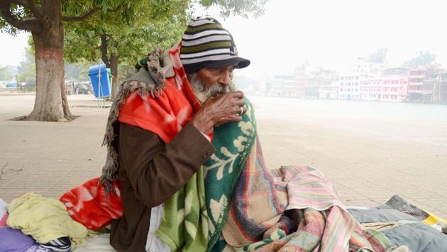 A homeless old man sitting on banks of Ganga sipping tea as a killer cold wave continues in Haridwar. (Rameshwar Gaur/HT PHOTO) A homeless old man sitting on banks of Ganga sipping tea as a killer cold wave continues in Haridwar. (Rameshwar Gaur/HT PHOTO)