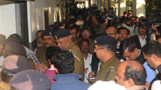 Onlookers outside the special CBI court waiting for the pronouncement of quantum of punishment for former Bihar chief minister Lalu Prasad on the multi-crore fodder scam. (Hindustan Times) Onlookers outside the special CBI court waiting for the pronouncement of quantum of punishment for former Bihar chief minister Lalu Prasad on the multi-crore fodder scam. (Hindustan Times)