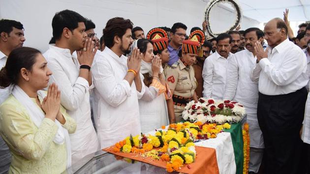NCP chief Sharad Pawar at Vasant Davkhare’s funeral in Thane, on Friday. (HT Photo) NCP chief Sharad Pawar at Vasant Davkhare’s funeral in Thane, on Friday. (HT Photo)