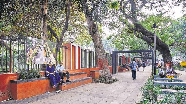 The renovated footpath of Jungli Maharaj road in Pune sees residents from all walks of life using the place for relaxation.(HT PHOTO)
