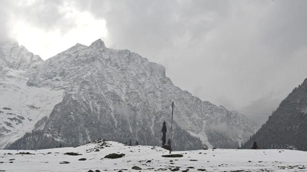 Photo shows snowfall in Sonamarg, 89 km from Srinagar. An avalanche struck Jammu and Kashmir’s Kupwara district, killing six people.(AFP file / Representative photo) Photo shows snowfall in Sonamarg, 89 km from Srinagar. An avalanche struck Jammu and Kashmir’s Kupwara district, killing six people.(AFP file / Representative photo)