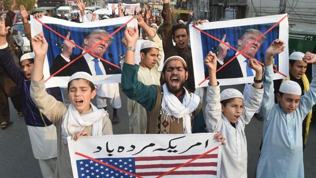 Pakistani demonstrators take part in a protest against US aid cuts, in Lahore on January 5, 2018. (AFP Photo) Pakistani demonstrators take part in a protest against US aid cuts, in Lahore on January 5, 2018. (AFP Photo)