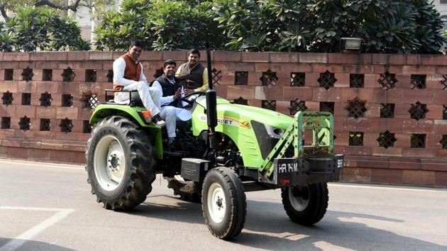 Member of Parliament from Hisar Lok Sabha Constituency Dushyant Chautala rides a tractor after attending the Parliament winter session in New Delhi. (Sonu Mehta / HT Photo) Member of Parliament from Hisar Lok Sabha Constituency Dushyant Chautala rides a tractor after attending the Parliament winter session in New Delhi. (Sonu Mehta / HT Photo)