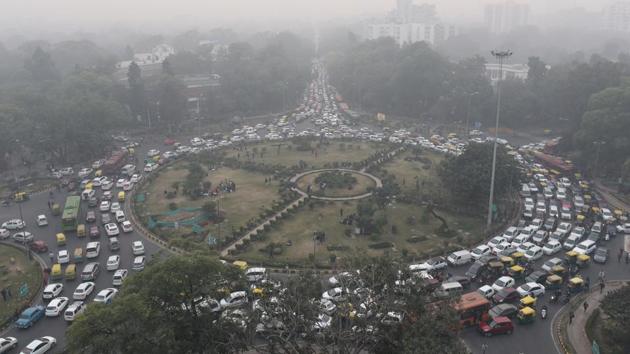 Traffic jam on the first day of the New Year at Mandi house circle in New Delhi. (Arvind Yadav / HT Photo) Traffic jam on the first day of the New Year at Mandi house circle in New Delhi. (Arvind Yadav / HT Photo)