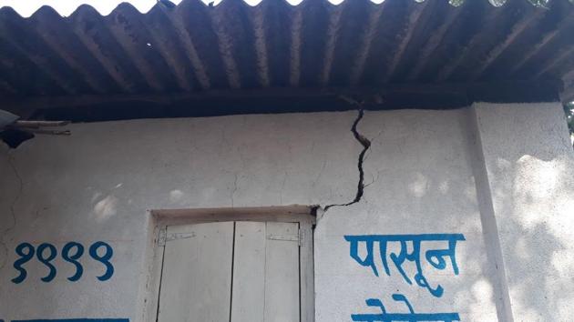 The cracks caused due to the mild tremors.(HT Photo) The cracks caused due to the mild tremors.(HT Photo)