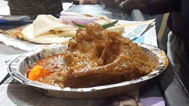 The korma at Peshawari Dhaba is cooked in desi ghee and that adds its own delicious flavour to the dish.(HT Photo)