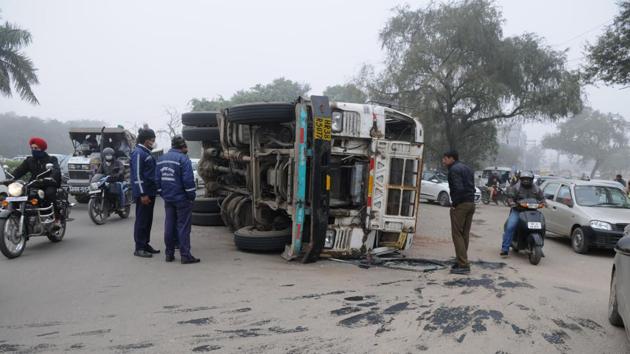 The accident took place around 4 pm on Sunday. The truck was travelling from Agra to Kanpur. (HT Photo/Representative) The accident took place around 4 pm on Sunday. The truck was travelling from Agra to Kanpur. (HT Photo/Representative)