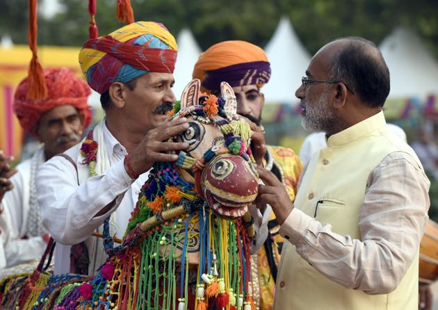 Union tourism minister KJ Alphons talks with an artist at a programme in New Delhi on October 23, 2017.(Sonu Mehta/HT File Photo)