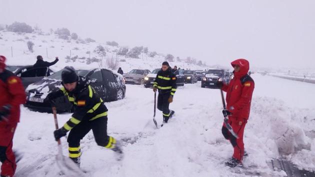 A handout picture released on January 7, 2018 by Spanish army's emergency unit UME shows UME presonnel working to unblock cars stuck on the AP6 highway after a heavy snowfall. (AFP Photo) A handout picture released on January 7, 2018 by Spanish army's emergency unit UME shows UME presonnel working to unblock cars stuck on the AP6 highway after a heavy snowfall. (AFP Photo)
