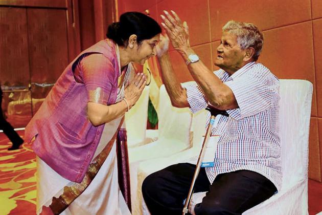 External affairs minister Sushma Swaraj seeks blessings from a veteran of Azad Hind Fauz during ASEAN-India Pravasi Bharatiya Divas function in Singapore on Sunday.(PTI Photo) External affairs minister Sushma Swaraj seeks blessings from a veteran of Azad Hind Fauz during ASEAN-India Pravasi Bharatiya Divas function in Singapore on Sunday.(PTI Photo)