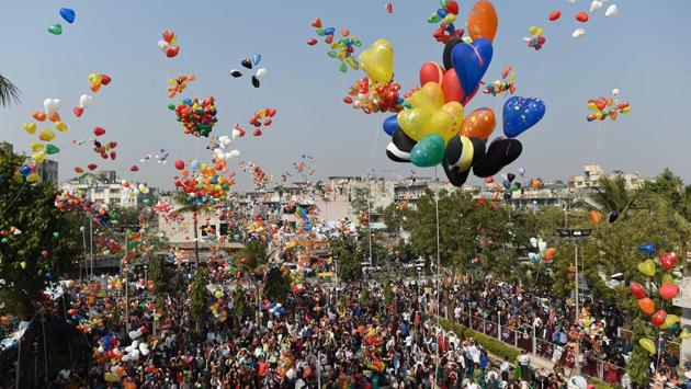 Christians release balloons in the sky as they welcome 2018 in Ahmedabad. Thousands of Christians assembled at Methodist Church Maninagar after their prayers. (Sam Panthaky / AFP) Christians release balloons in the sky as they welcome 2018 in Ahmedabad. Thousands of Christians assembled at Methodist Church Maninagar after their prayers. (Sam Panthaky / AFP)