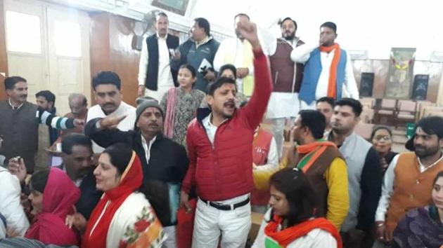 BJP and BSP corporators shout slogans during the Meerut Nagar Nigam on Monday. (Chahatram/HT Photo) BJP and BSP corporators shout slogans during the Meerut Nagar Nigam on Monday. (Chahatram/HT Photo)