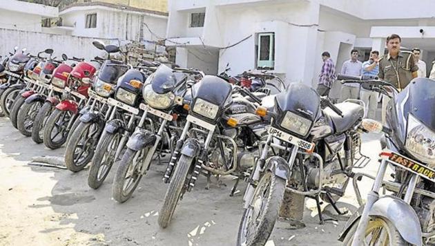 Duo had planned to steal 50-60 motorcycles and then sell them to buy an auto rickshaw to ferry passengers during the day and smuggle liquor and ganja at night.(HT File Photo)