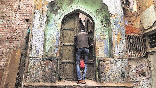 An old building on a street going up from the Old Delhi neighbourhood of Pahari Bhojla. (Mayank Austen Soofi / HT Photo) An old building on a street going up from the Old Delhi neighbourhood of Pahari Bhojla. (Mayank Austen Soofi / HT Photo)