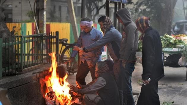 Despite clear weather, weather forecasters say the cold spell across north India will continue.(HT PHOTO)