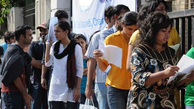 Aspirants waiting outside a college to give the CAT exam. The results were declared on Monday.(HT File Photo)