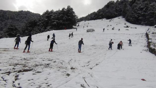 FIS president JS Dhillon has asked the state government to not hold the skiing race now owing to the high temperature which is melting down the snow. (HT PHOTO) FIS president JS Dhillon has asked the state government to not hold the skiing race now owing to the high temperature which is melting down the snow. (HT PHOTO)