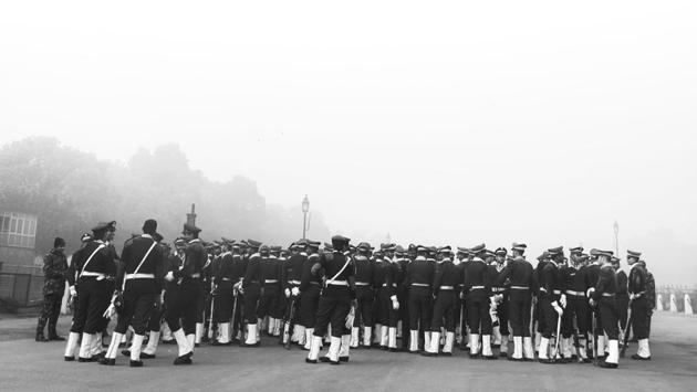 Contingents rehearse for the upcoming Republic Day parade at Rajpath in New Delhi. It was foggy morning in New Delhi with minimum temperature recorded at 4.2°C, three notches below the season’s average, the weather office said. The Met predicted a misty day ahead. (Mohit Suneja / HT Photo)
