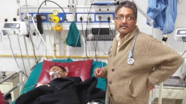 A doctor attends to transporter Prakash Pandey at a Dehradun hospital on January 6. (HT Photo) A doctor attends to transporter Prakash Pandey at a Dehradun hospital on January 6. (HT Photo)