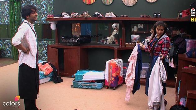 Bigg Boss 11 Jan 9 written update : Shilpa Shinde paints Vikas’ t-shirts in an attempt to win the mean task. Bigg Boss 11 Jan 9 written update : Shilpa Shinde paints Vikas’ t-shirts in an attempt to win the mean task.