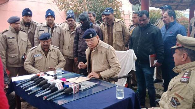 SP, Rural, Manikant Mishra presents the arrested criminal before the media during a press conference in Haridwar on Tuesday. (HT Photo) SP, Rural, Manikant Mishra presents the arrested criminal before the media during a press conference in Haridwar on Tuesday. (HT Photo)