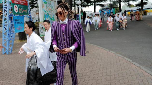 The men usually wear either Western-style attire with jewellery or a traditional men’s kimono with hakama. Some opt for the kind of plain business suits they will wear as “salarymen” in the future. (Kim Kyung-Hoon / REUTERS) The men usually wear either Western-style attire with jewellery or a traditional men’s kimono with hakama. Some opt for the kind of plain business suits they will wear as “salarymen” in the future. (Kim Kyung-Hoon / REUTERS)
