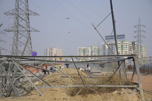 The transmission tower hindered the elevated road’s connectivity with NH-24. (SAKIB ALI/HT PHOTO) The transmission tower hindered the elevated road’s connectivity with NH-24. (SAKIB ALI/HT PHOTO)