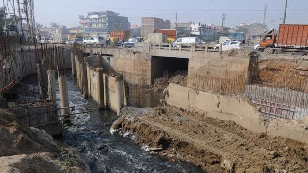 A drain is being constructed to avoid waterlogging at the Hero Honda Chowk, which is in a low-lying area between the Khandsa village and Sector 10 in Gurgaon. (Parveen Kumar/HT Photo) A drain is being constructed to avoid waterlogging at the Hero Honda Chowk, which is in a low-lying area between the Khandsa village and Sector 10 in Gurgaon. (Parveen Kumar/HT Photo)