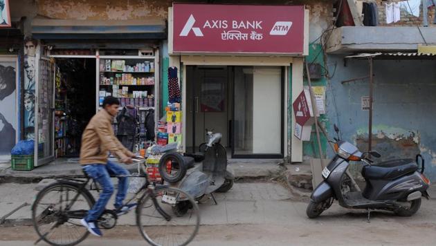 Instances of thieves taking away the entire ATM were numerous last year. There are about 715 branches of various banks and more than 1,300 ATMs in Gurgaon district.(Parveen Kumar/HT File Photo)