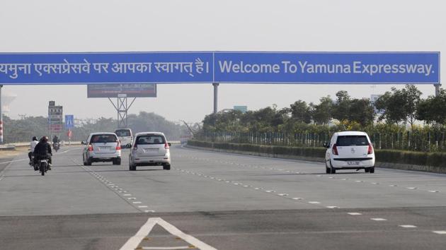 The crossover of the Eastern Peripheral Expressway over the Yamuna Expressway will occur at 9 kilometres from the zero point in Greater Noida.(Burhaan Kinu/HT Photo)
