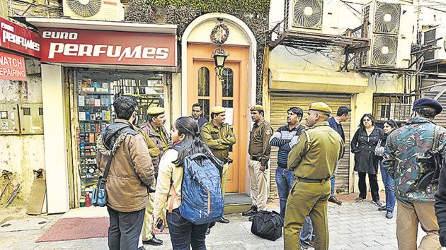 Police and NDMC officials in Khan Market on Tuesday.(Mohd Zakir/HT PHOTO)