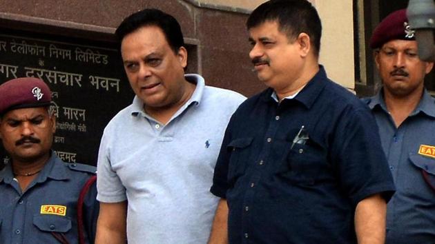 Meat exporter Moin Qureshi with an Enforcement Directorate officer in connection with Rs 200 crore money laundering case in New Delhi’s Patiala House court last August.(Sonu Mehta/HT Photo)