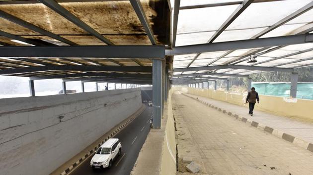 Non-availability of land for constructing slip roads near the four junctions, including Rajiv Chowk, is also delaying the opening of the underpasses for traffic. (Sanjeev Verma/HT PHOTO) Non-availability of land for constructing slip roads near the four junctions, including Rajiv Chowk, is also delaying the opening of the underpasses for traffic. (Sanjeev Verma/HT PHOTO)